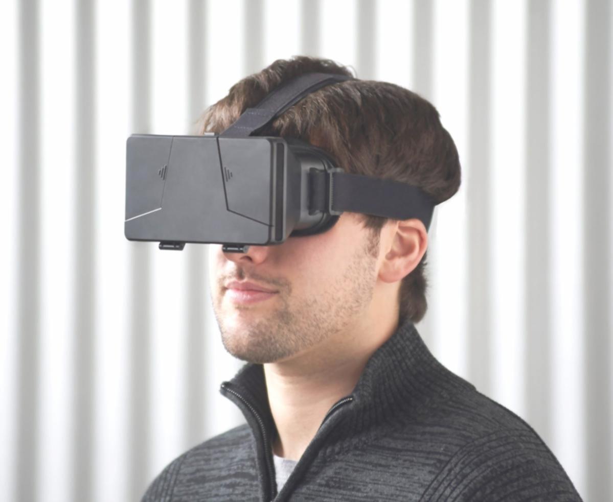 Estudiante trabajando en proyecto de realidad virtual