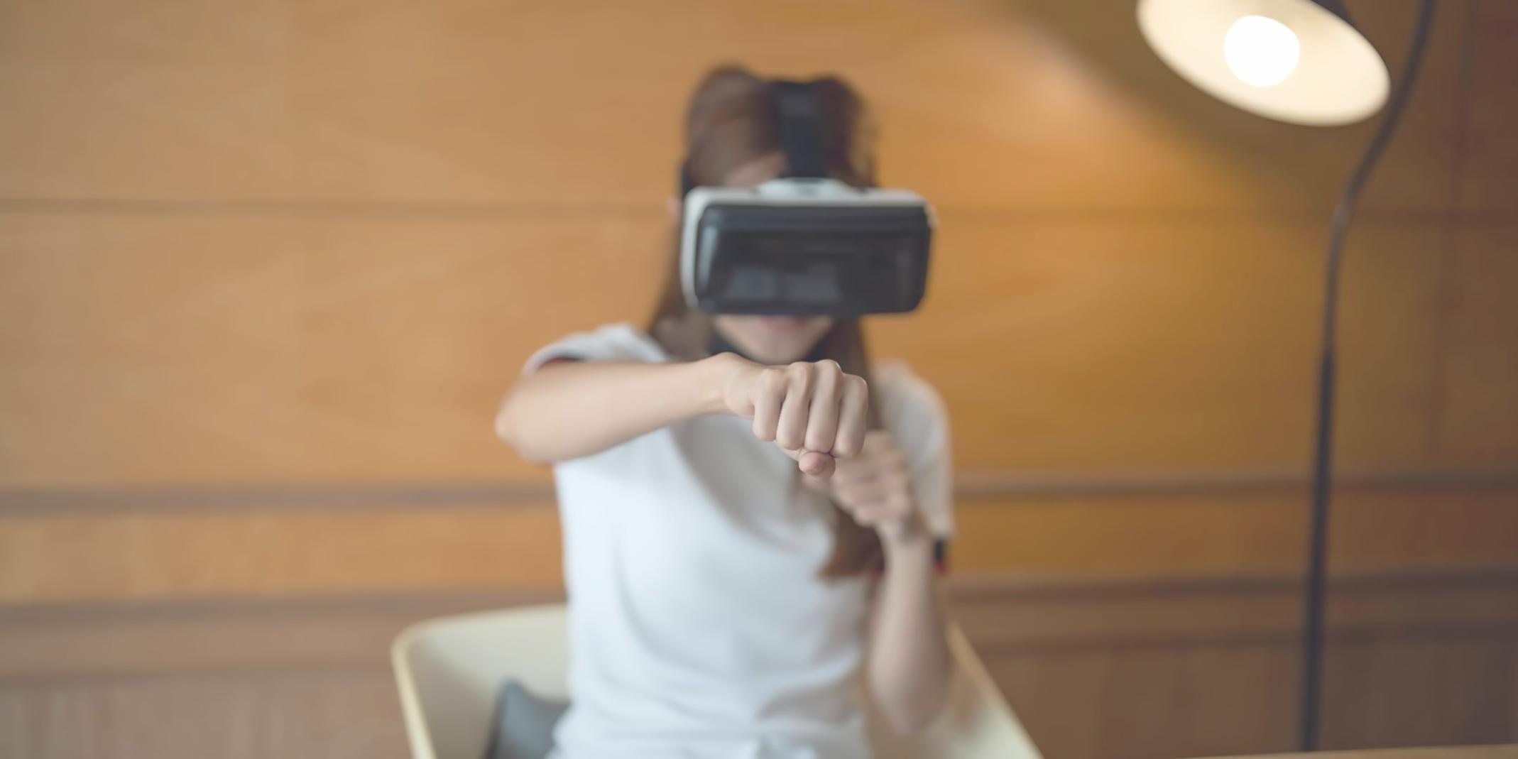 Desarrollador revisando código de motor de juego VR en múltiples monitores con elementos de interfaz 3D