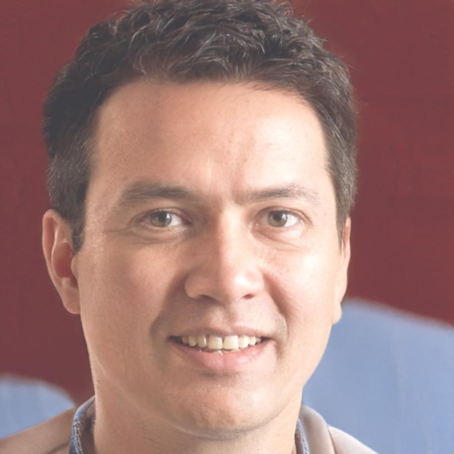 Retrato profesional de Íñigo Velázquez, instructor de programación VR
